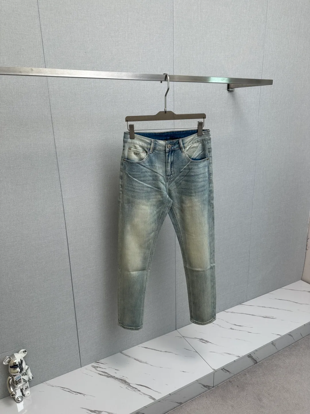 Available at the official website counter at the same time, the Original is a very stylish pair of jeans, with customized original washed denim fabric, unique design, top-notch printing technology letter pattern logo, original hardware accessories decoration, an extremely outstanding pair of jeans, the materials and craftsmanship are extremely luxurious and exquisite, extremely high-grade, handsome and stylish upper body, recommended 👍, Sizes: 29-38